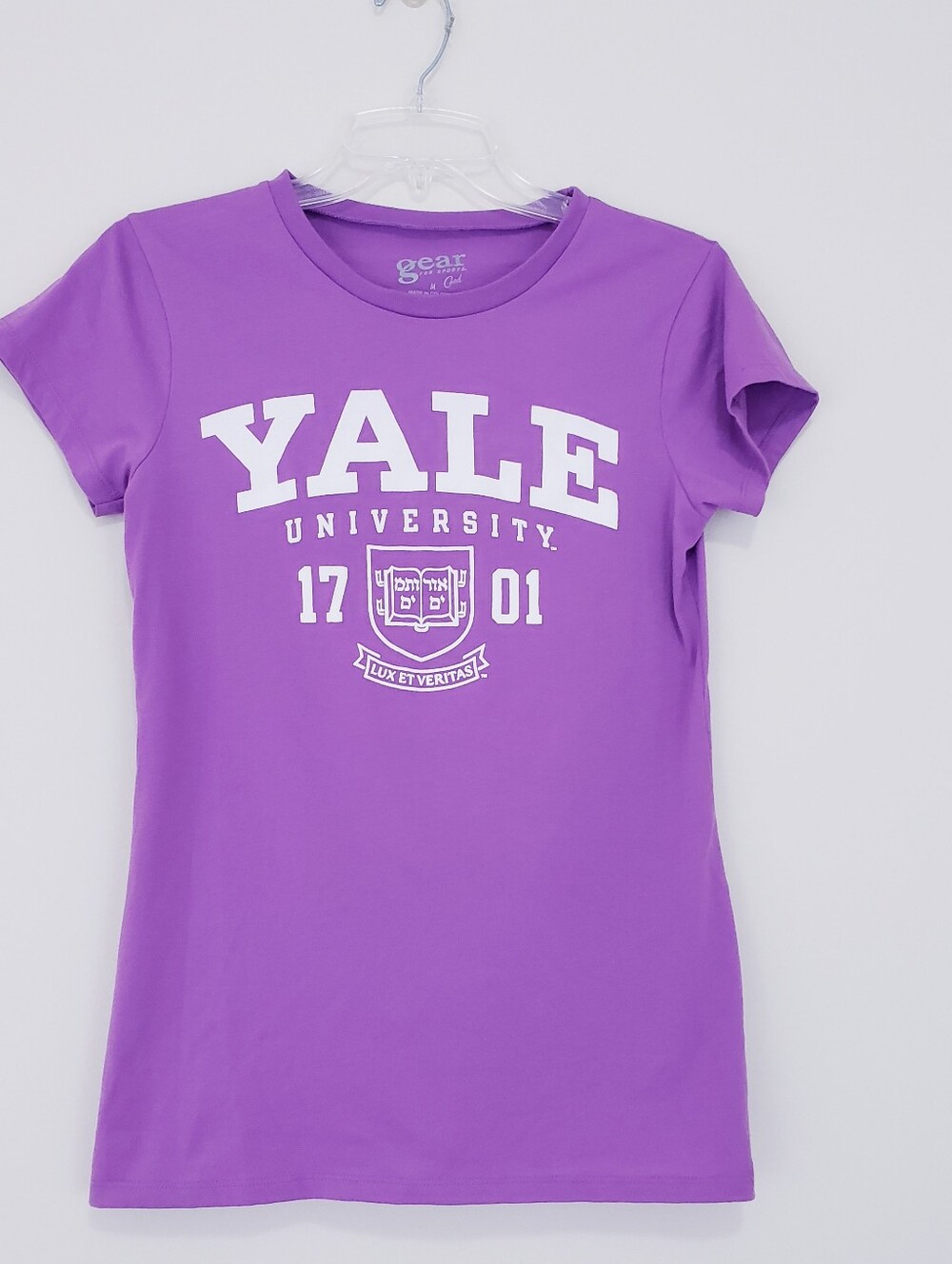 Yale University Purple Fitted T Shirt Size Medium 1701 with Seal Dorm Collegiate